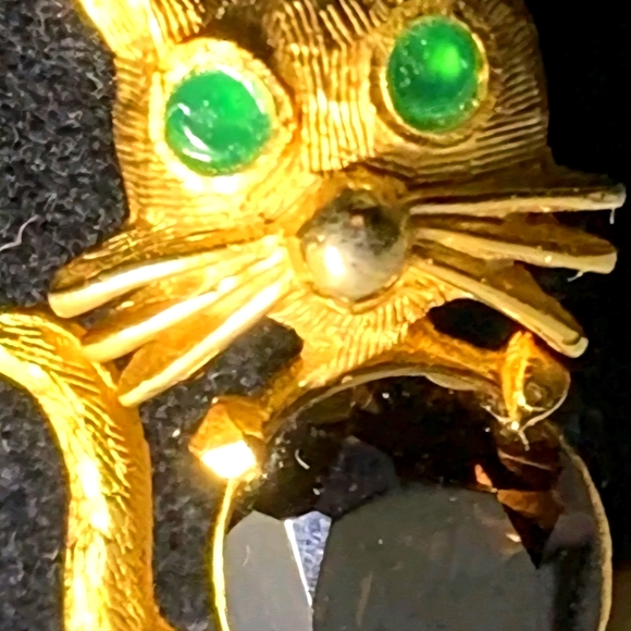Vtg. HATTIE CARNEGIE Tiny Green-eyed Cat Brooch/Lapel Pin 1.25"H - Picture 9 of 9